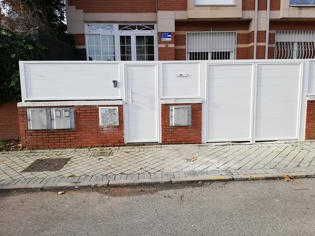 Una mujer está abriendo una puerta con una llave.
