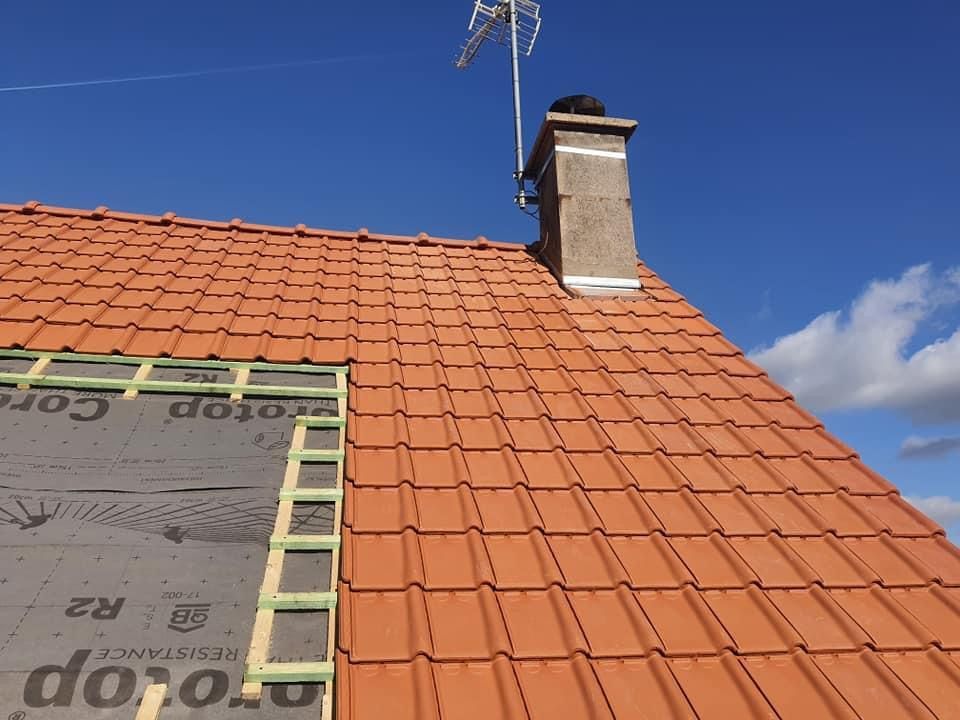 Toit en tuiles en train d'être rénové