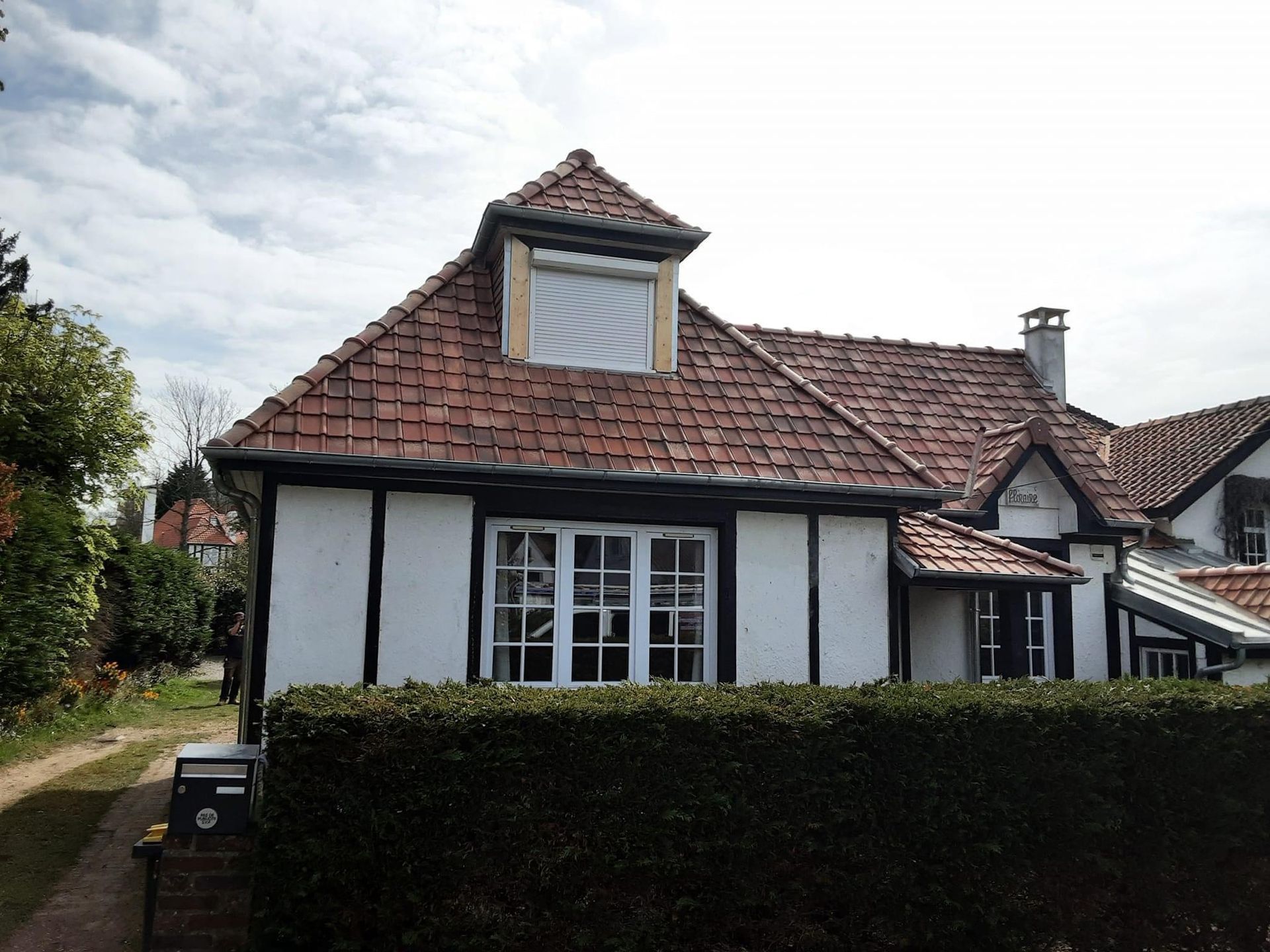 Toit rénové d'une maison avec façade à colombage