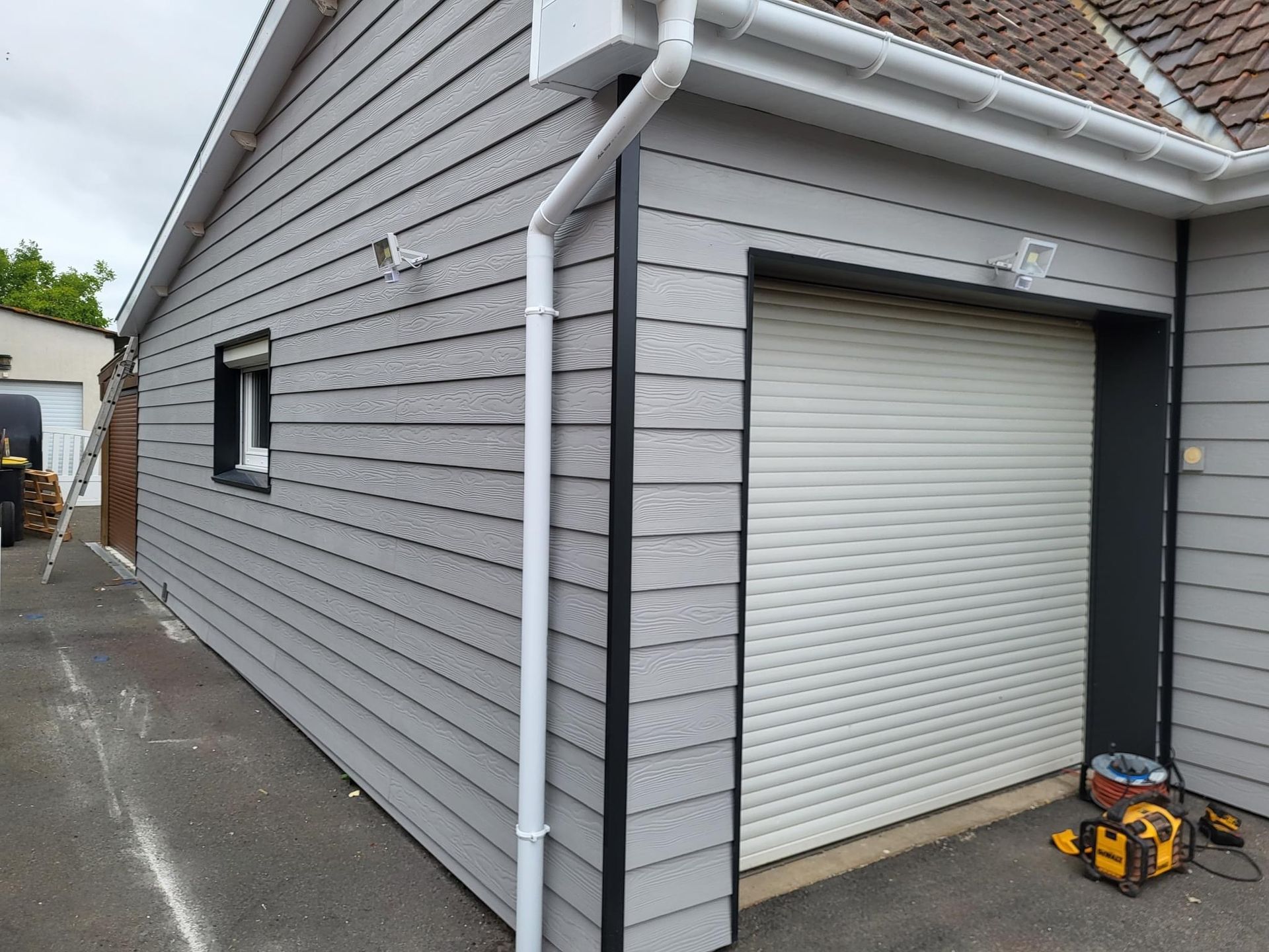 Bardage en bois clair sur un pavillon