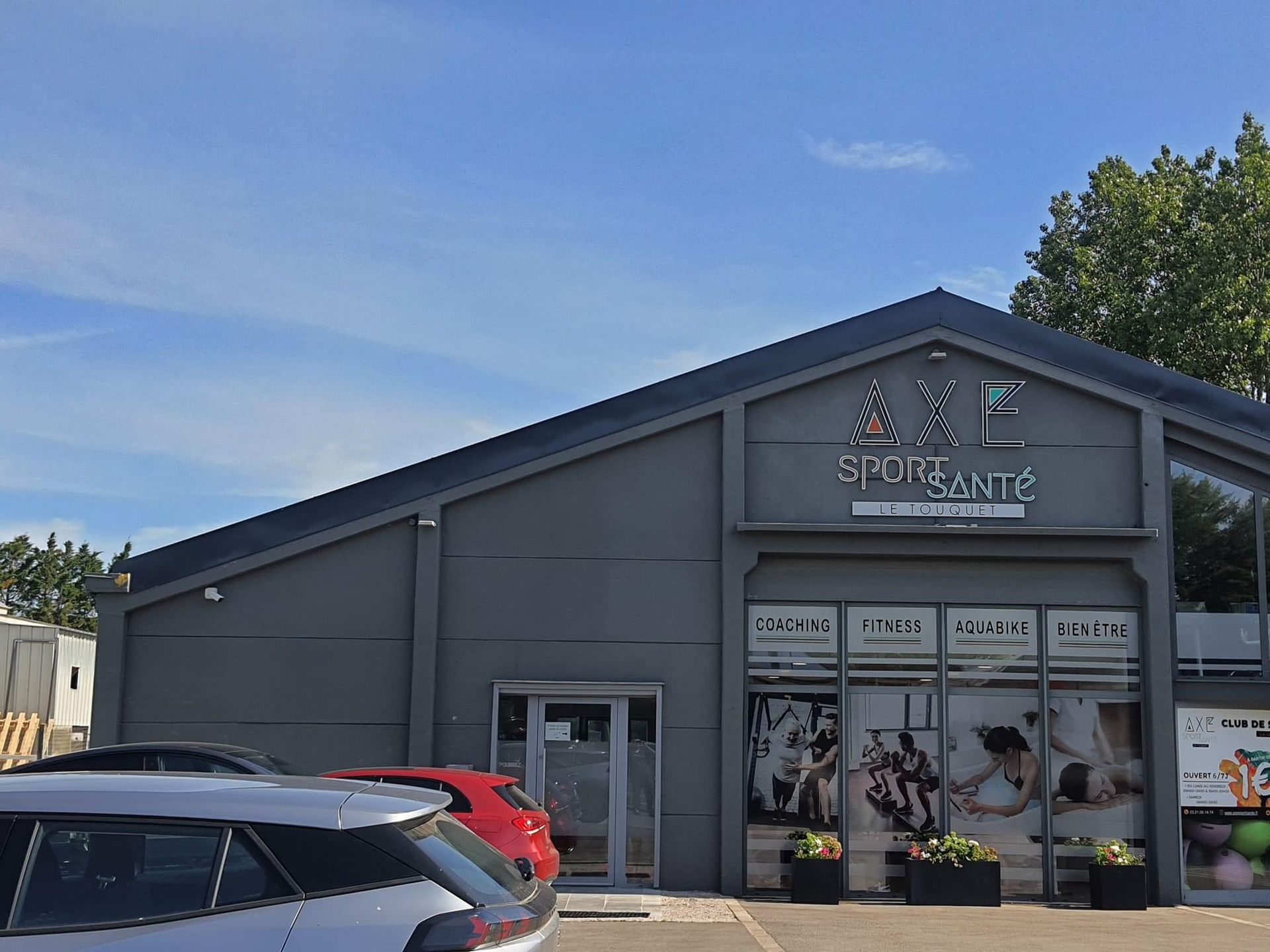 Façade d'un club de sport en bardage