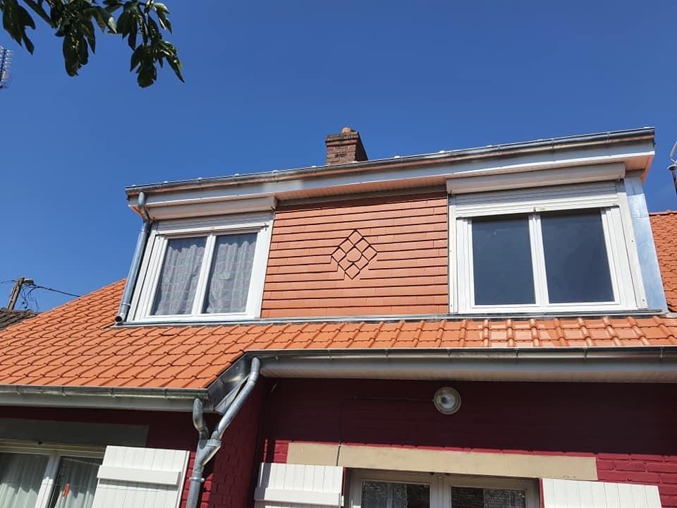 Pavillon avec fenêtres de toit à l'étage et toiture rénovée