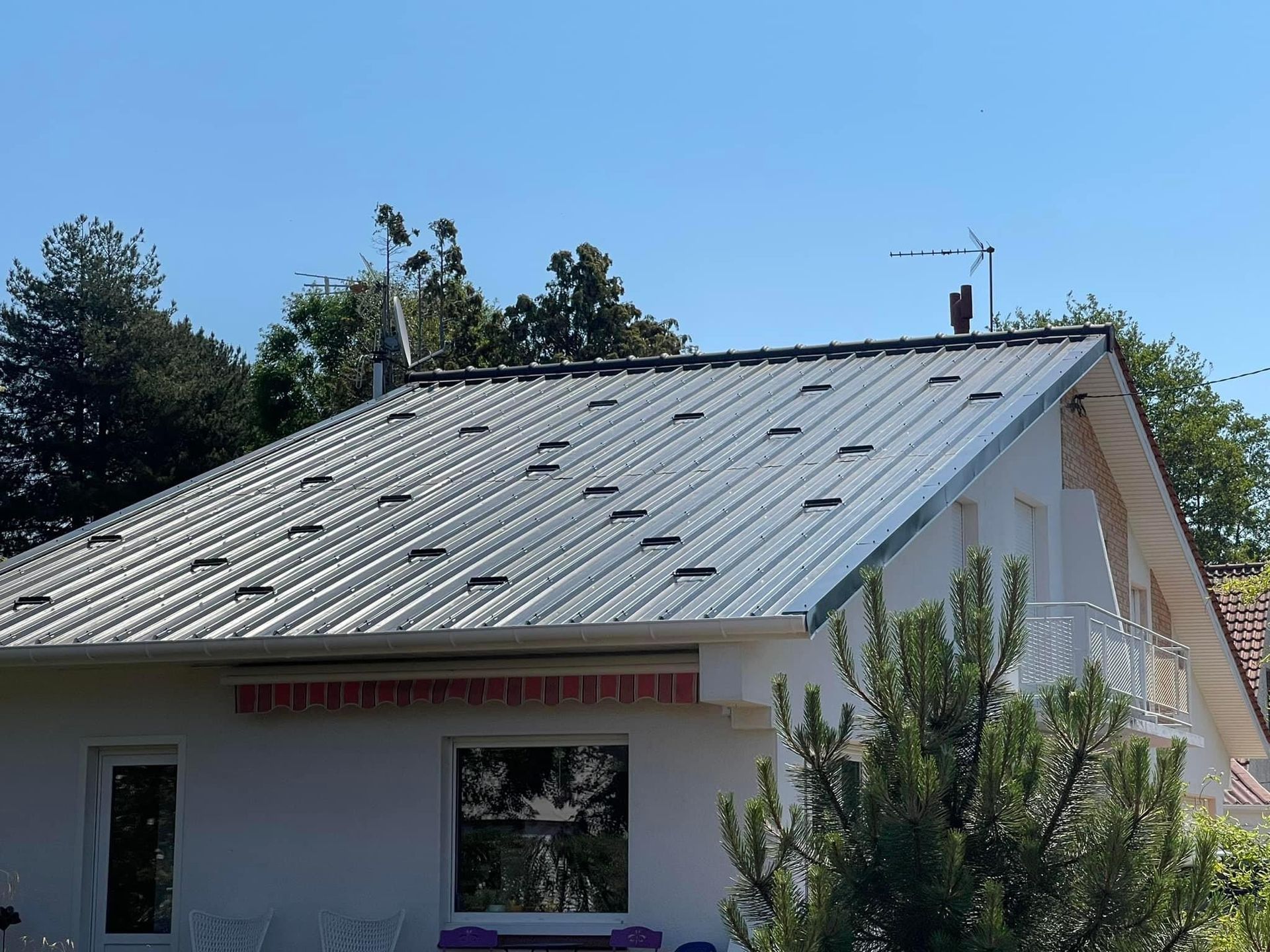 Maison avec un toit en bac acier