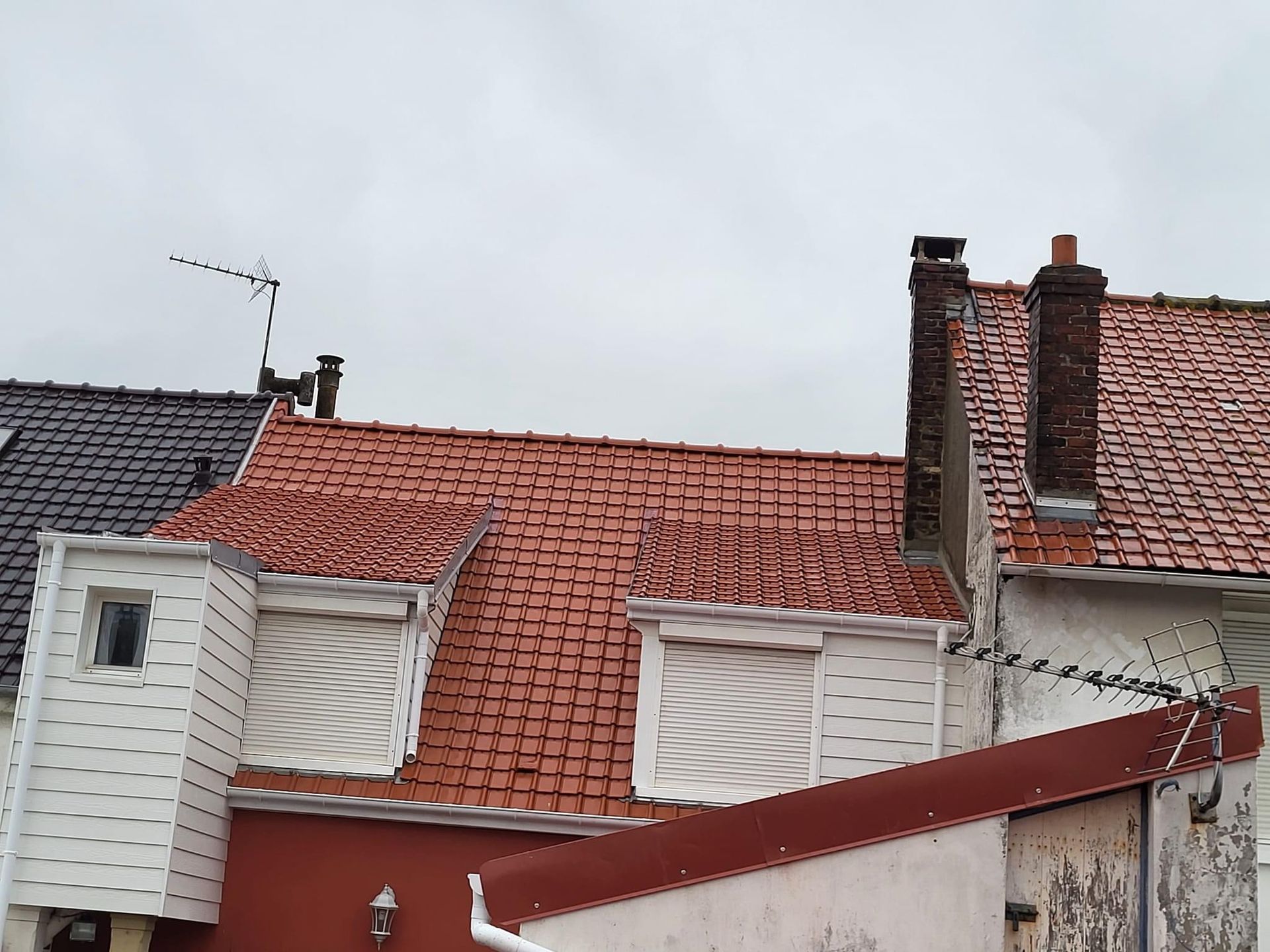 Toit rénové en tuiles d'une maison mitoyenne