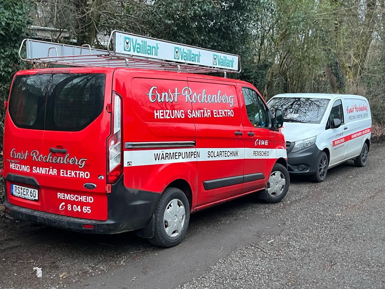 Zwei Einsatzfahrzeuge von Ernst Rockenberg.