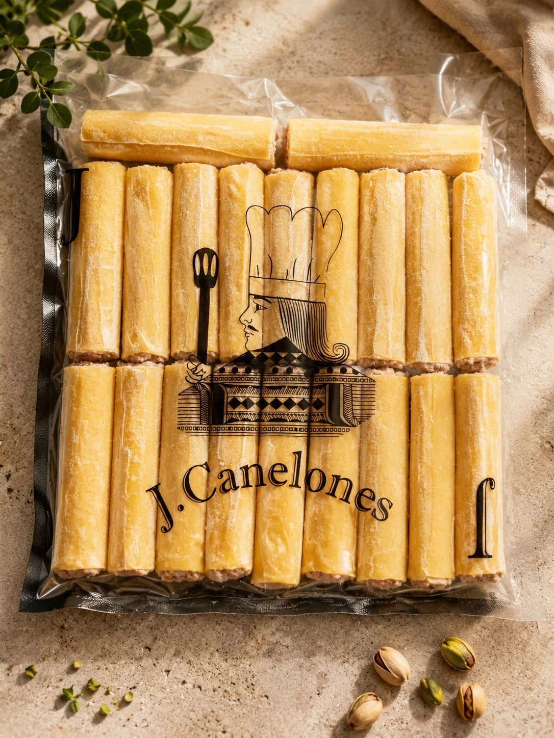 Pasta canelones envasada en una bolsa transparente con una etiqueta de estilo vintage sobre una superficie rústica.