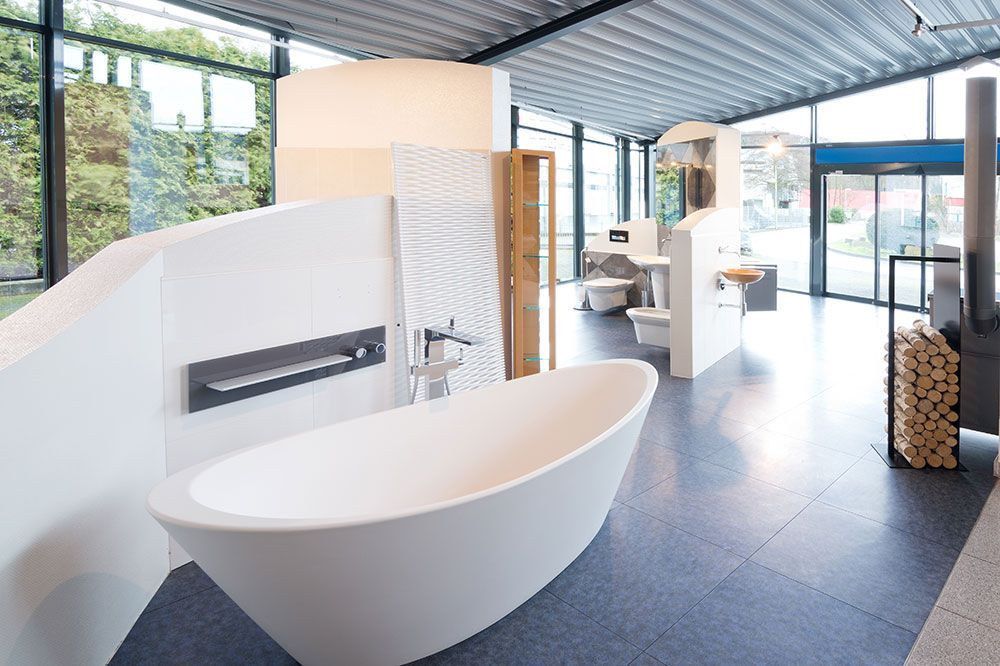 Eine Badewanne in einem Badezimmer mit vielen Fenstern