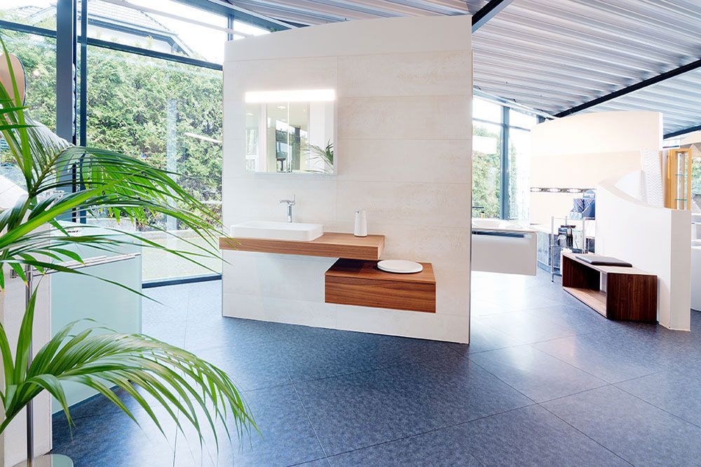 Ein Badezimmer mit Waschbecken und Spiegel an der Wand