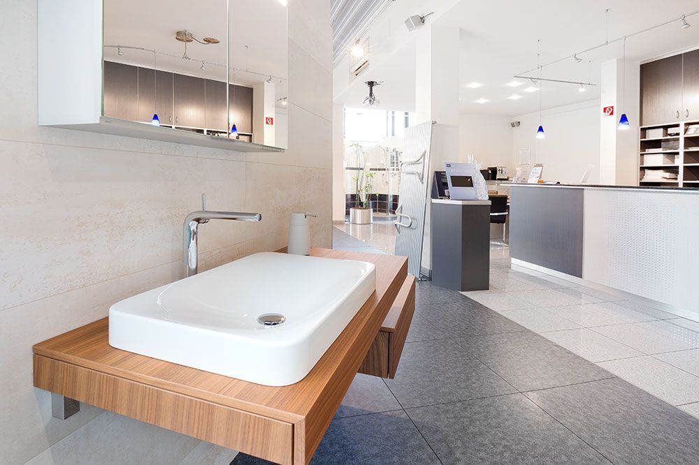 Ein Badezimmer mit einem Waschbecken auf einer Holzablage