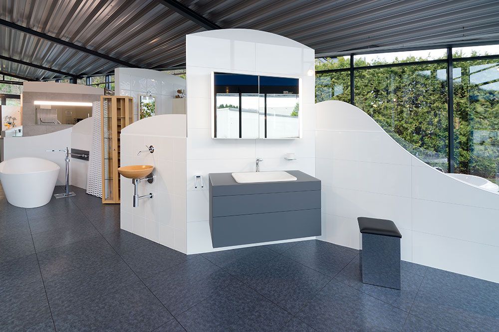 Ein Badezimmer mit Waschbecken und Spiegel an der Wand