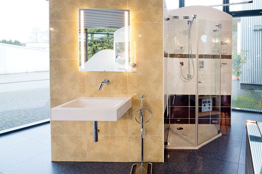 Ein Badezimmer mit Waschbecken und Duschkabine