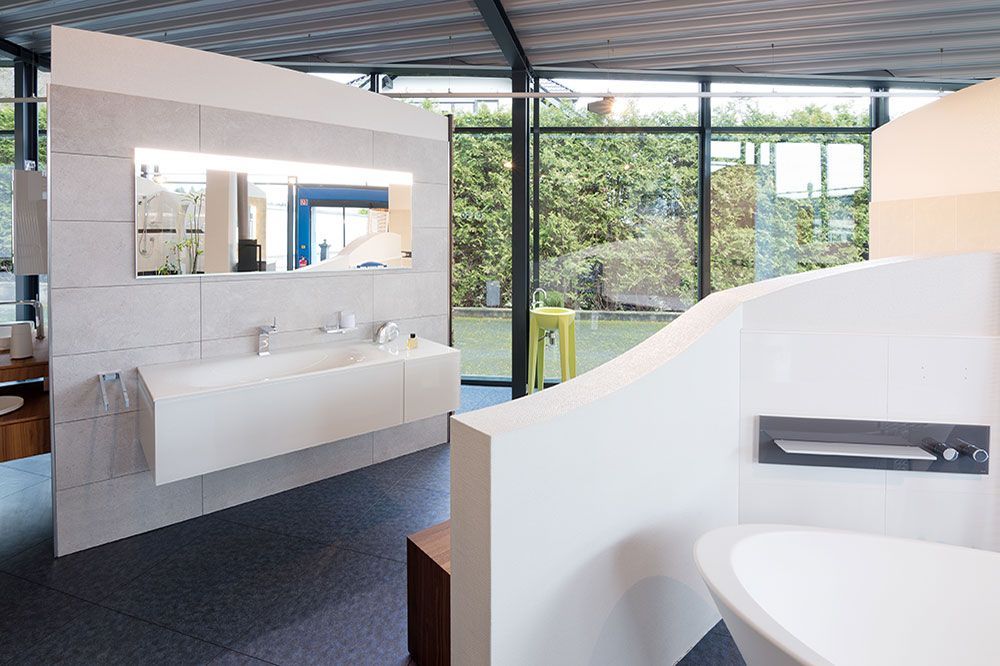 Ein Badezimmer mit großem Fenster und Badewanne