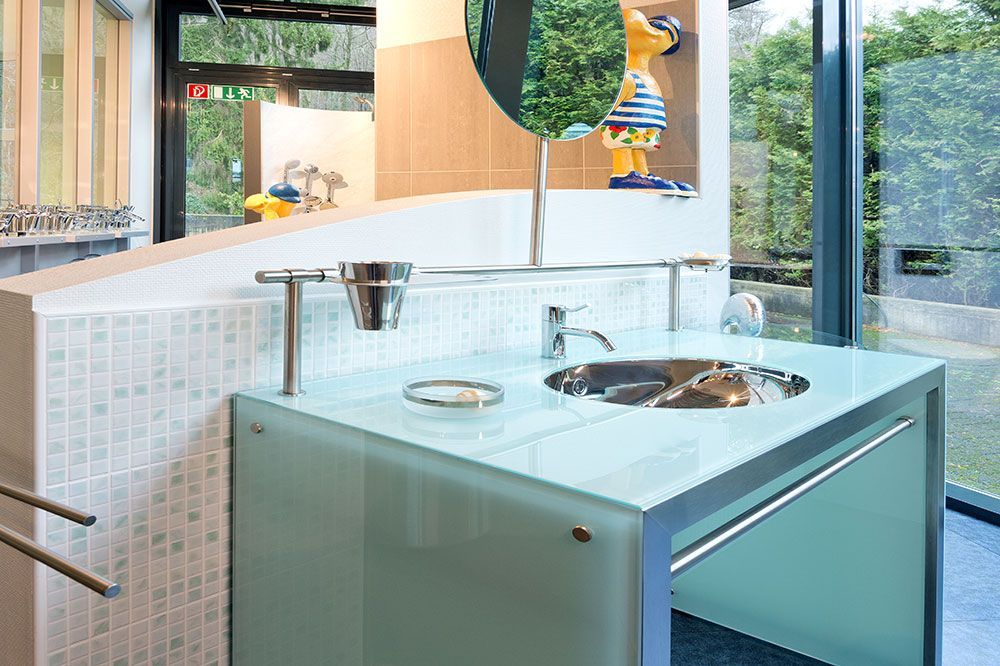 Ein Badezimmer mit Waschbecken und Spiegel