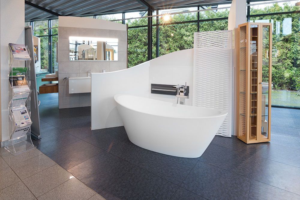 Ein Badezimmer mit einer großen weißen Badewanne in der Mitte