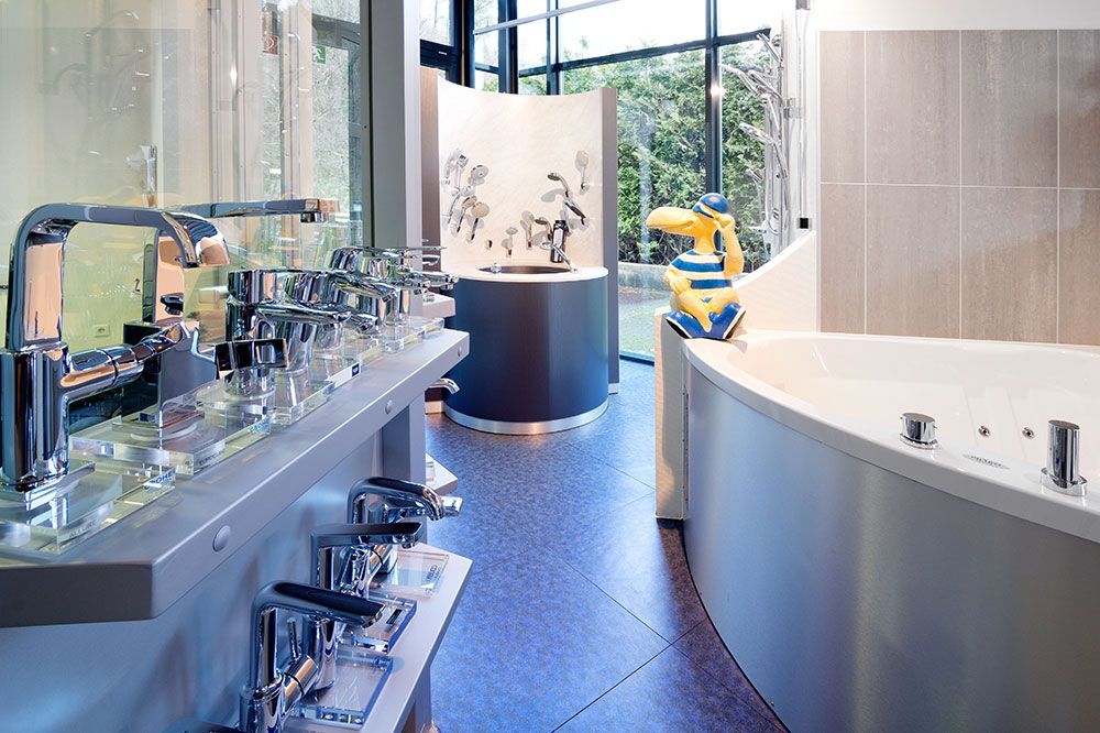 Ein Badezimmer mit Badewanne und ausgestellten Wasserhähnen