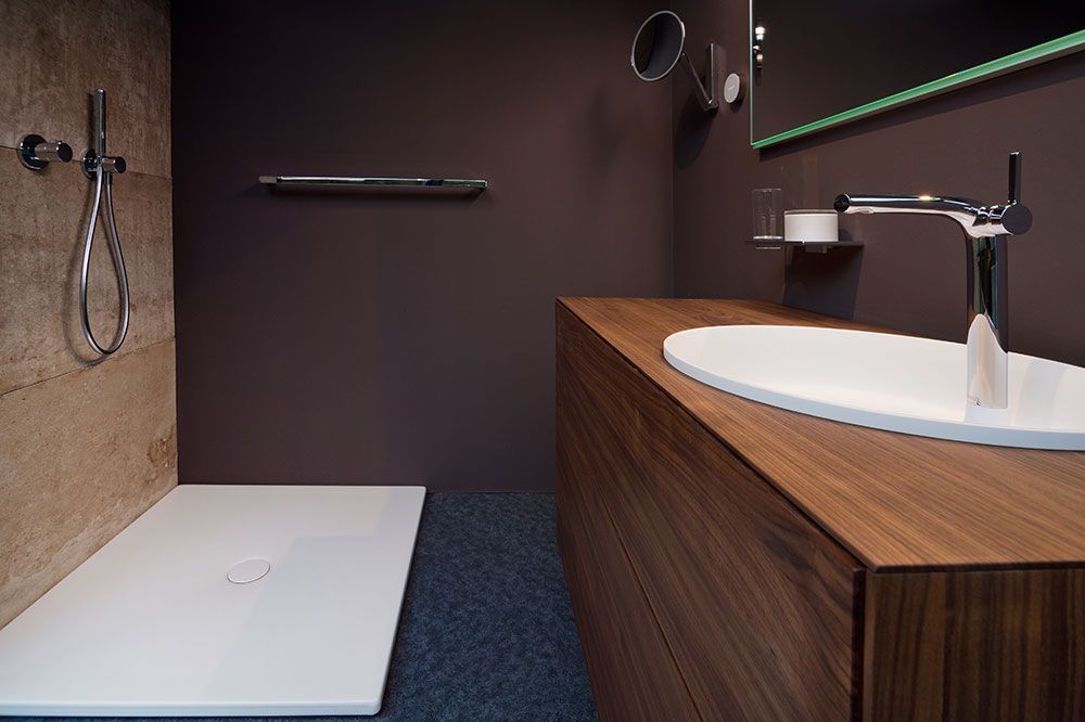 Ein Badezimmer mit Waschbecken und ebenerdiger Dusche