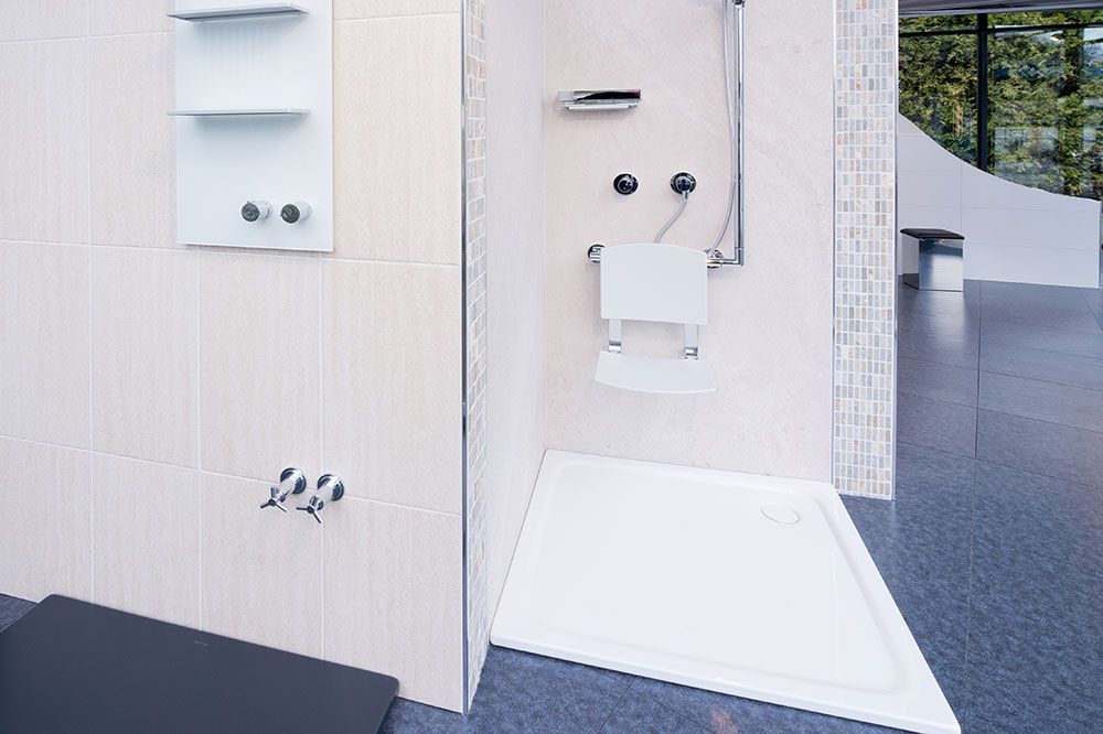 Ein Badezimmer mit ebenerdiger Dusche und Toilette