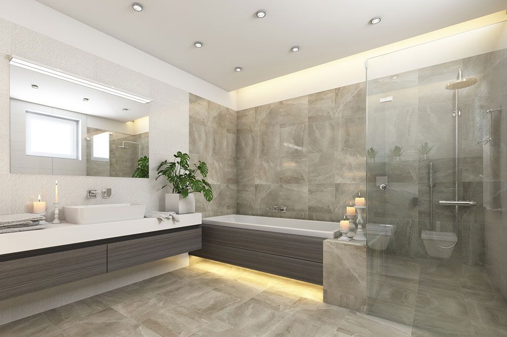 Ein Badezimmer mit ebenerdiger Dusche, Badewanne, Waschbecken und Spiegel.