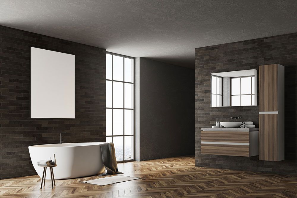 Ein Badezimmer mit Badewanne, Waschbecken, Spiegel und Fenster.