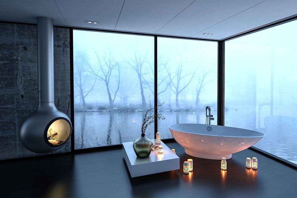 Ein Badezimmer mit Badewanne und Kamin