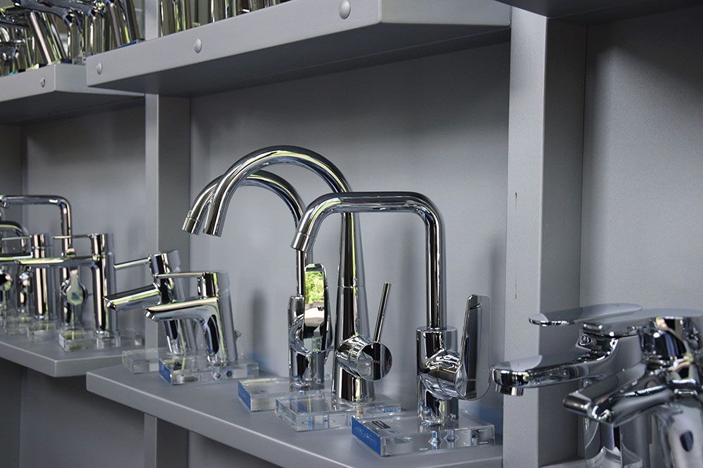 Eine Ausstellung von verchromten Badezimmerarmaturen auf einem Regal