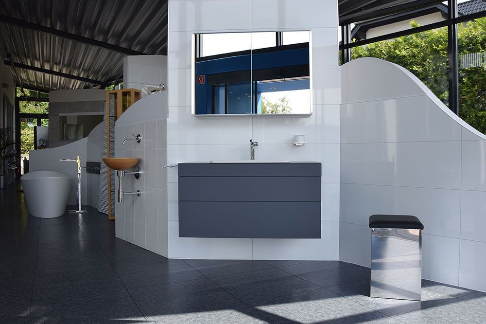 Ein Badezimmer mit Waschbecken und Spiegel an der Wand