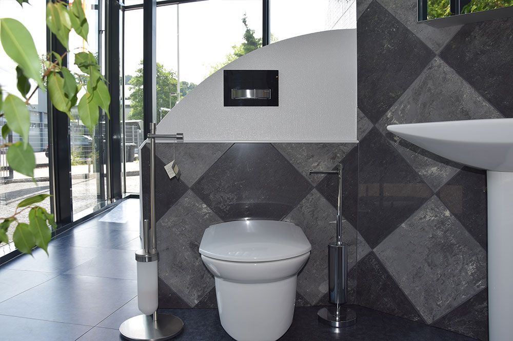 Ein Badezimmer mit Toilette und Waschbecken