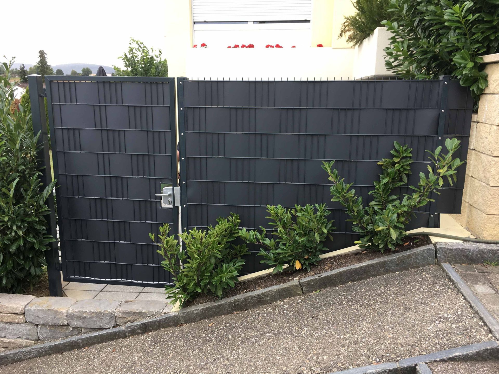 sichtschutz doppelstabgitter - gebrüder meyer - zaunfabrik und schlosserei - münchenstein