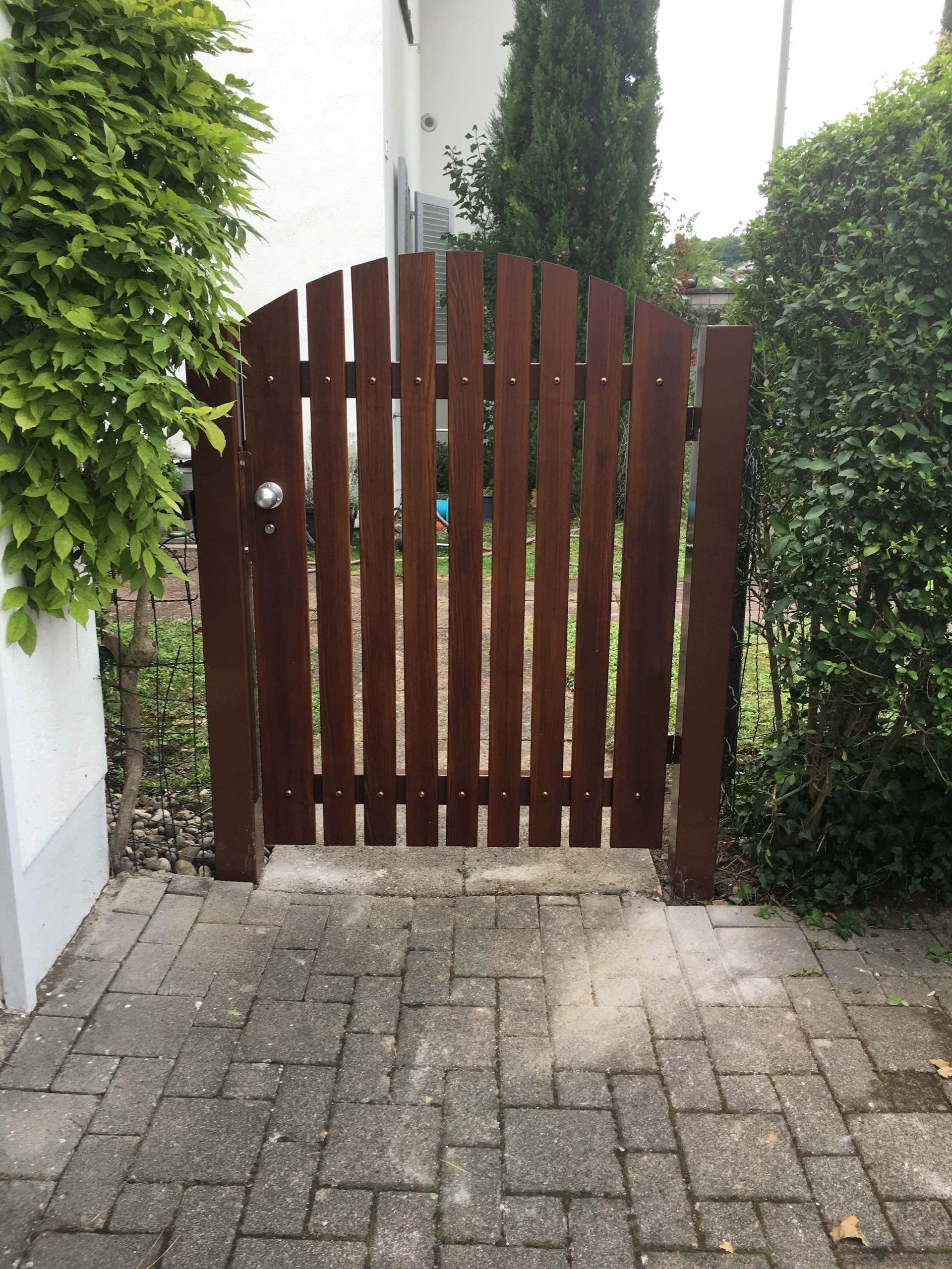 staketen brau lasiert - gebrüder meyer - zaunfabrik und schlosserei - münchenstein