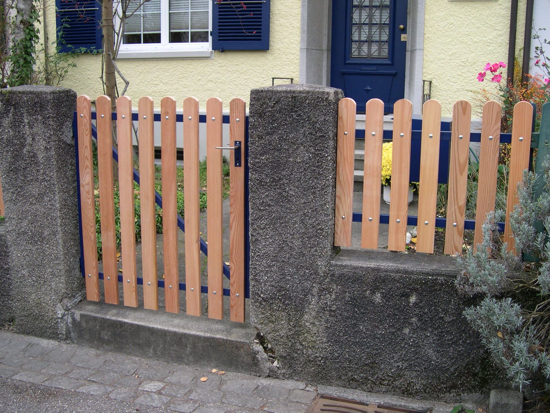 staketen pulverbeschichtet - gebrüder meyer - zaunfabrik und schlosserei - münchenstein