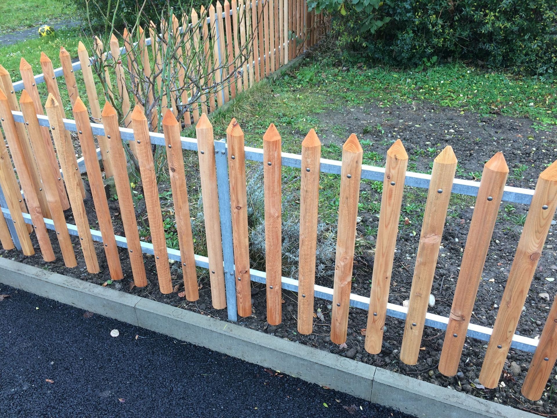 kreuzzäune - gebrüder meyer - zaunfabrik und schlosserei - münchenstein