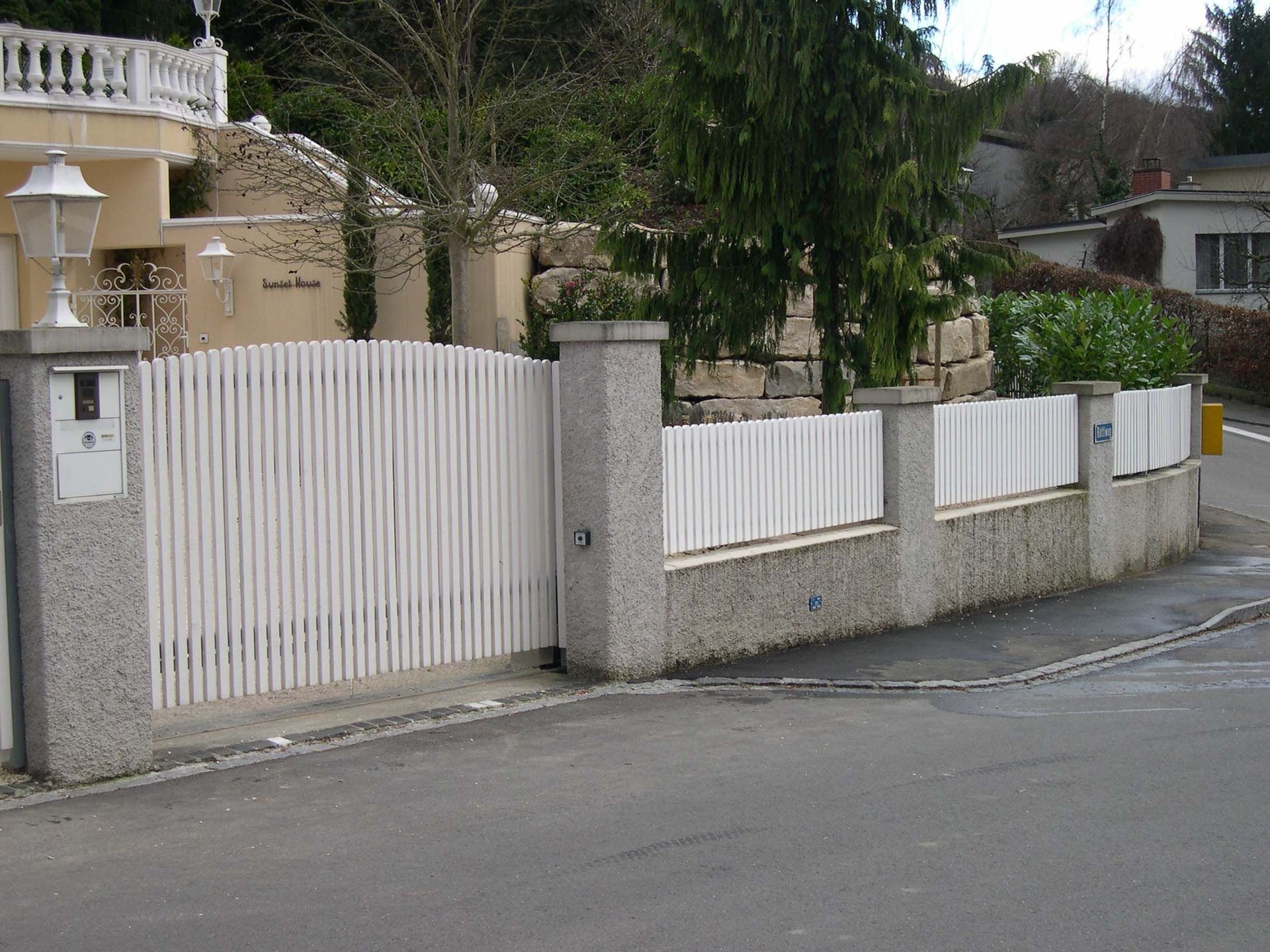 staketen weisslackiert - gebrüder meyer - zaunfabrik und schlosserei - münchenstein