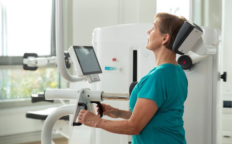 Gezieltes Training der Halswirbelsäule mit DAVID-Geräten. Individuell angepasstes Nackentraining unter professioneller physiotherapeutischer Betreuung.