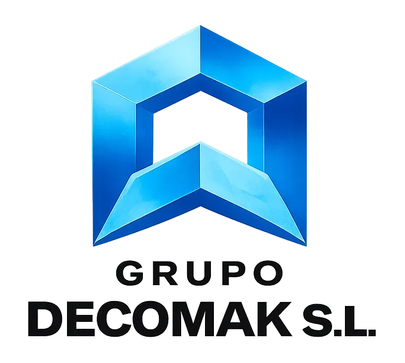 Logotipo geométrico azul con el texto “GRUPO DECOMAK SL”