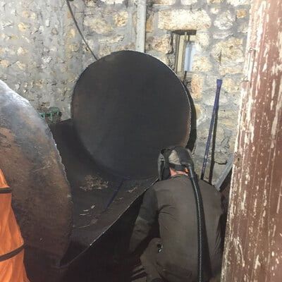 Découpage d'une cuve à fioul dans un espace réduit.