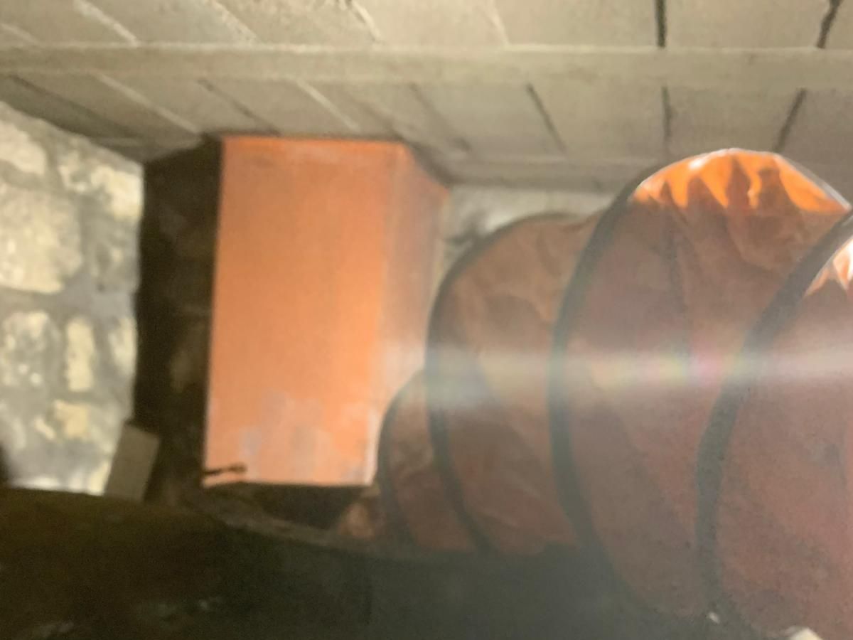 Gaine en tissu orange pour dégazer une cuve à fioul.