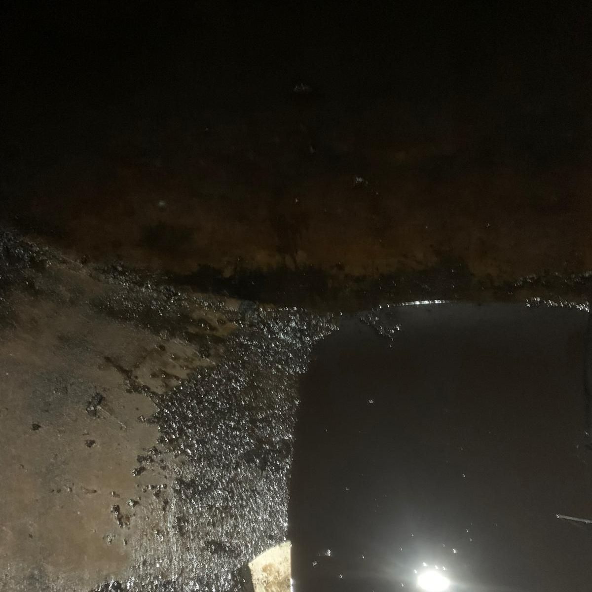 Des résidus et des boues dans le fond d'une cuve.