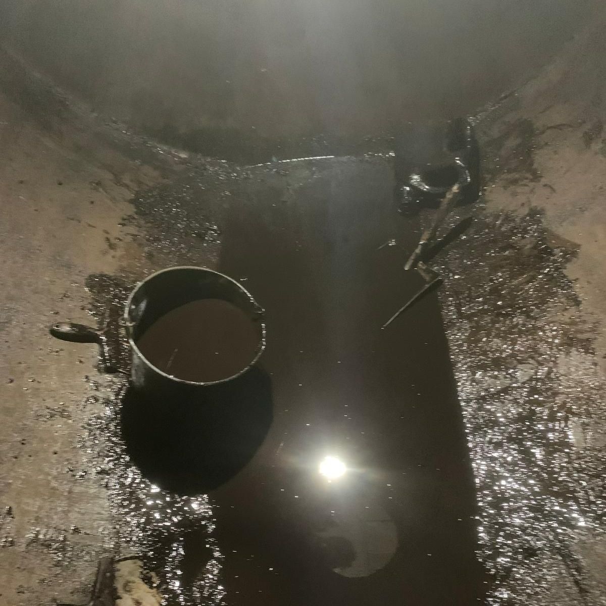 Boues et autres résidus dans le fond d'une cuve.