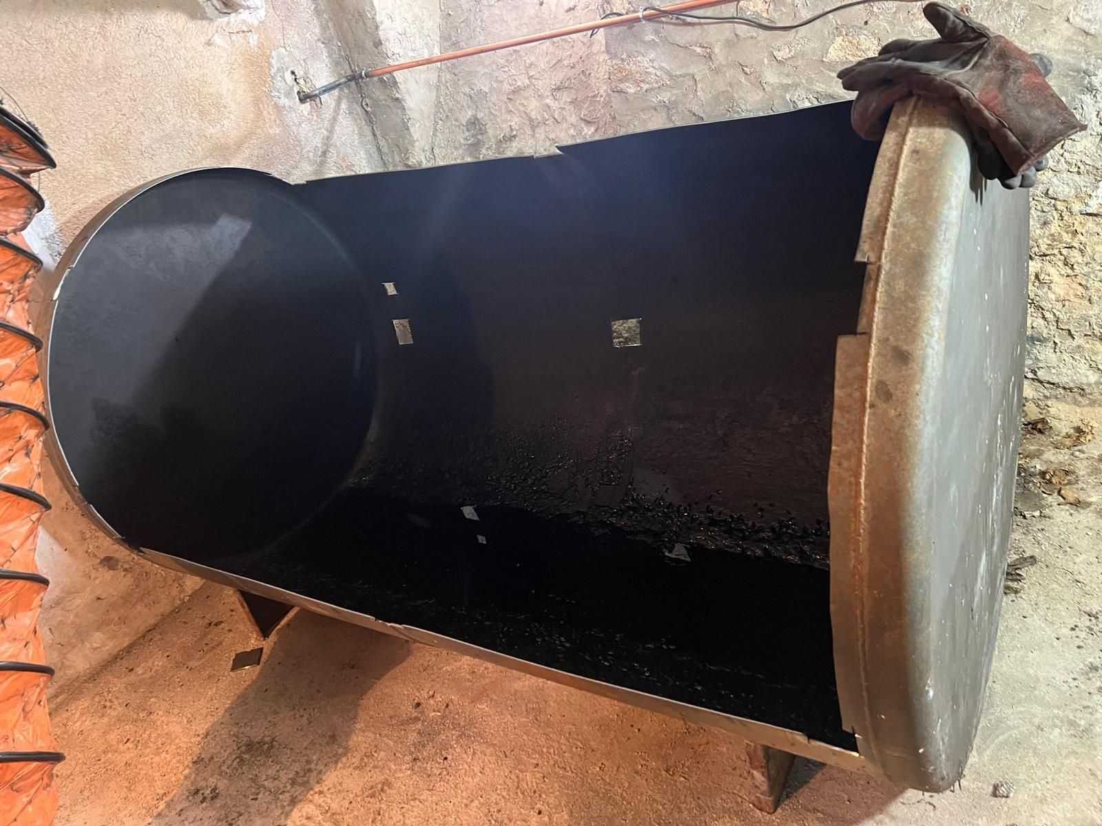 Cuve découpée pour être nettoyée et détruite.