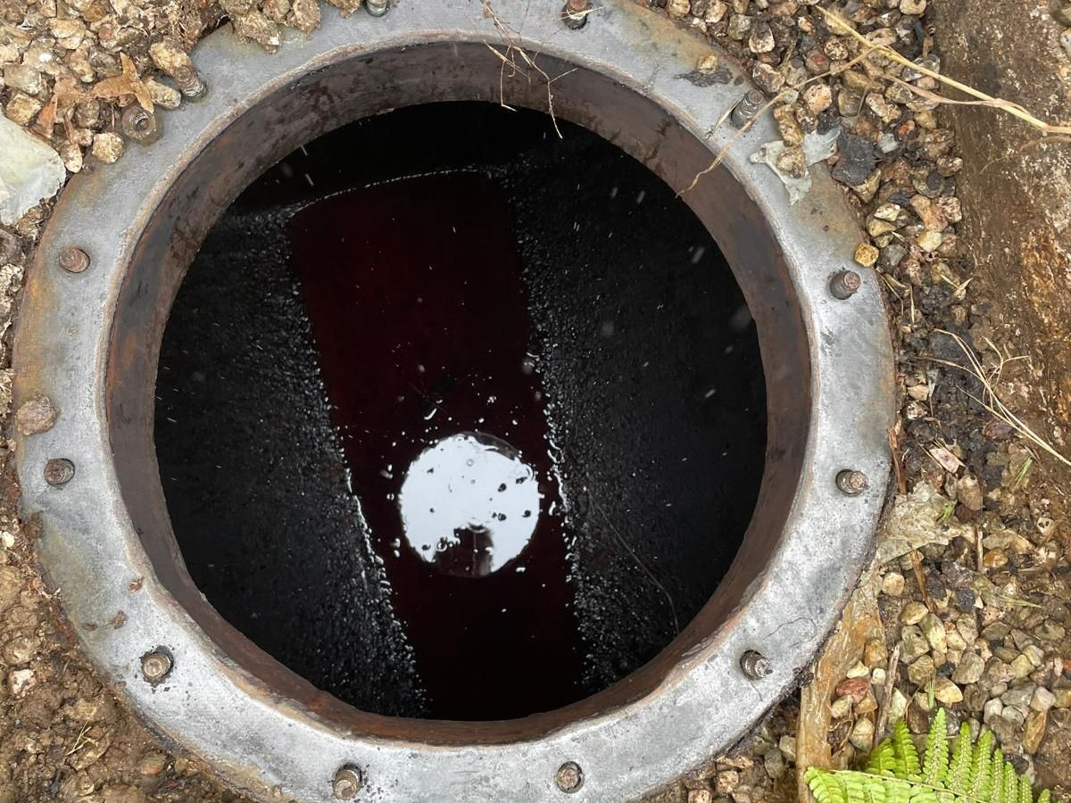Fond d'une cuve à fioul vu par le trou d'homme.