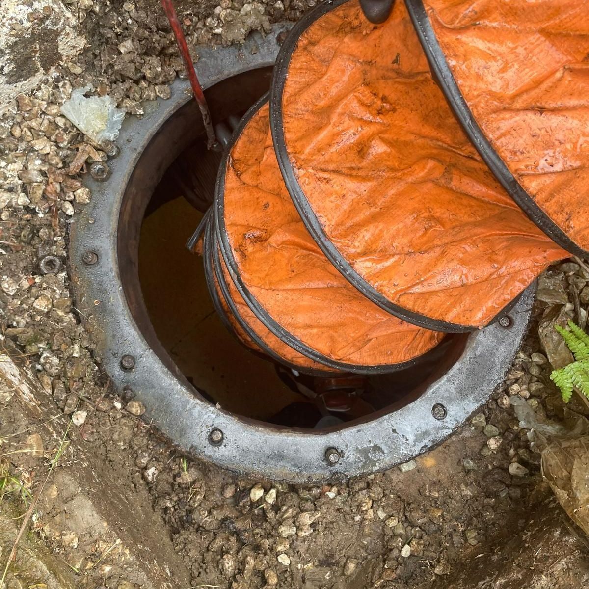 Gaine de dégazage dans un trou d'homme de cuve.