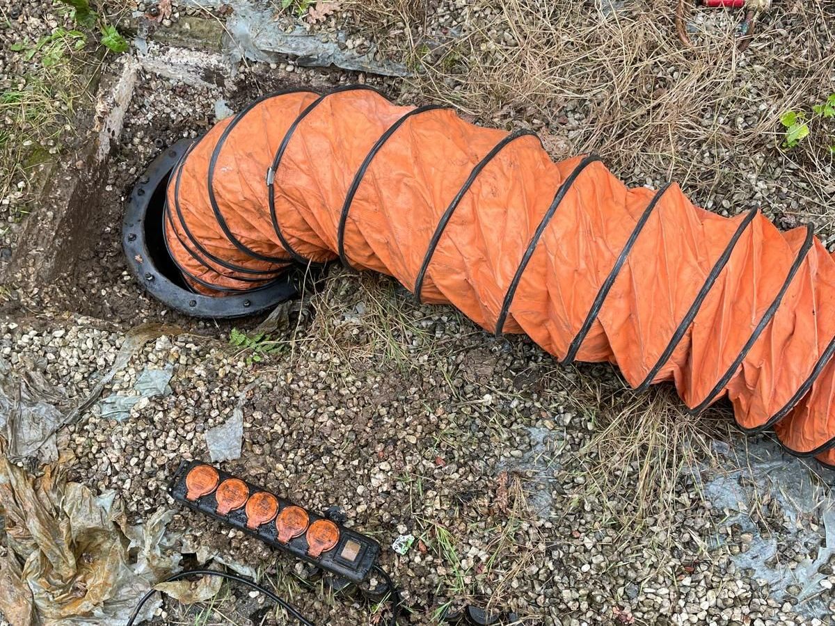 Tuyau en toile orange pour aspirer les gaz.