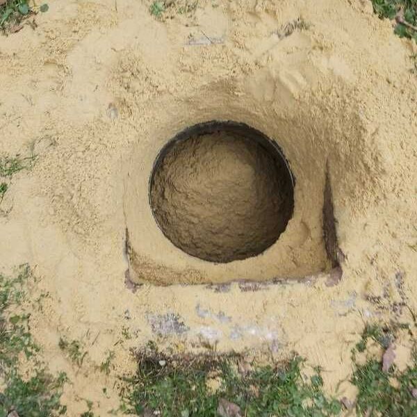 Du sable autour et dans une cuve neutralisée.