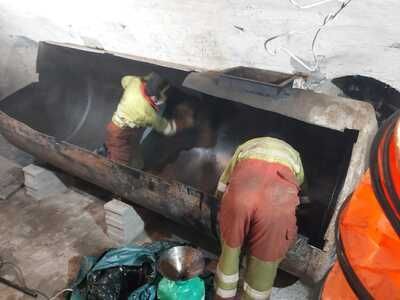 Le professionnel découpe une cuve dans une cave.