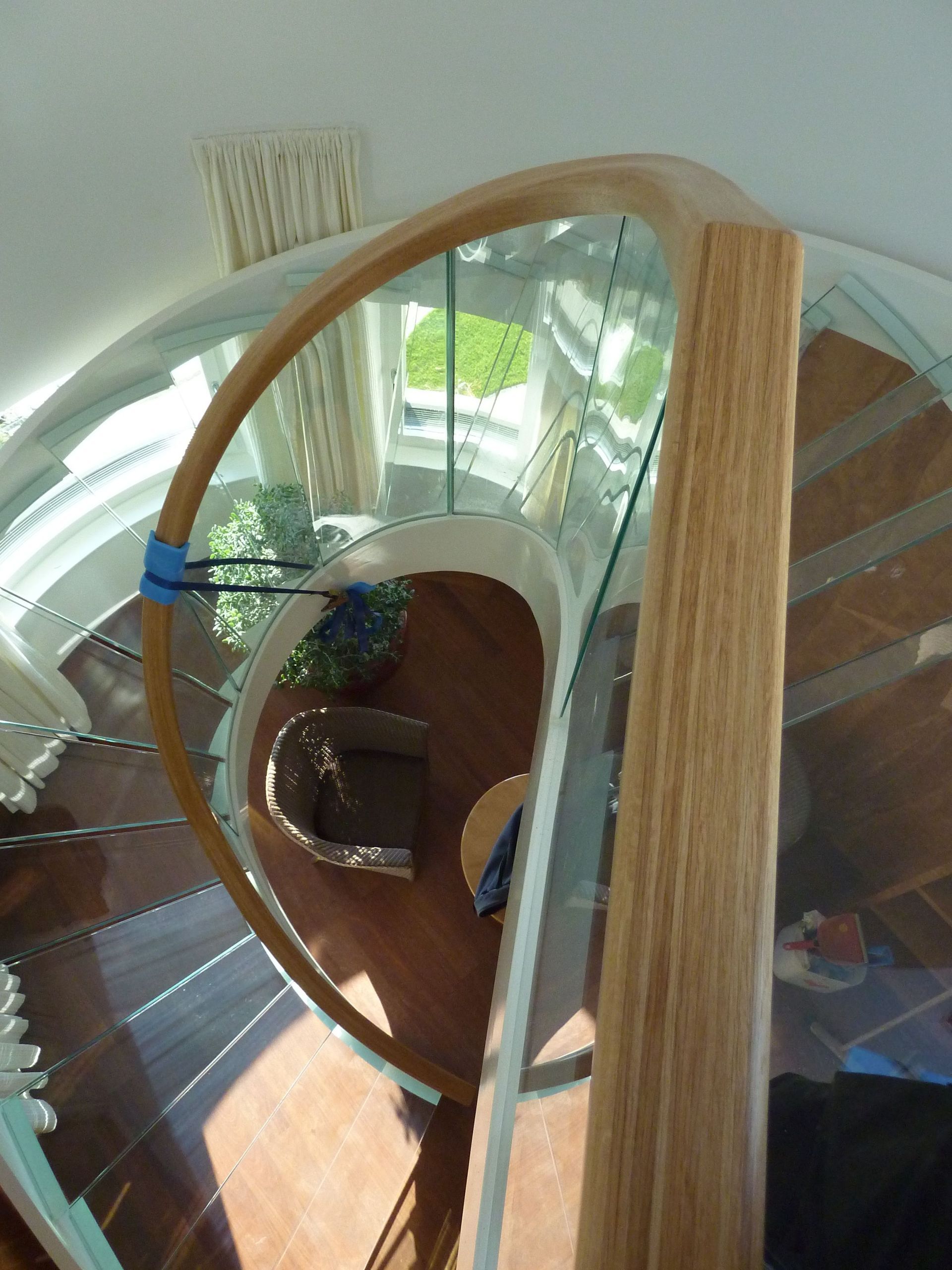 Glastreppe mit Holzhandlauf - Holznform