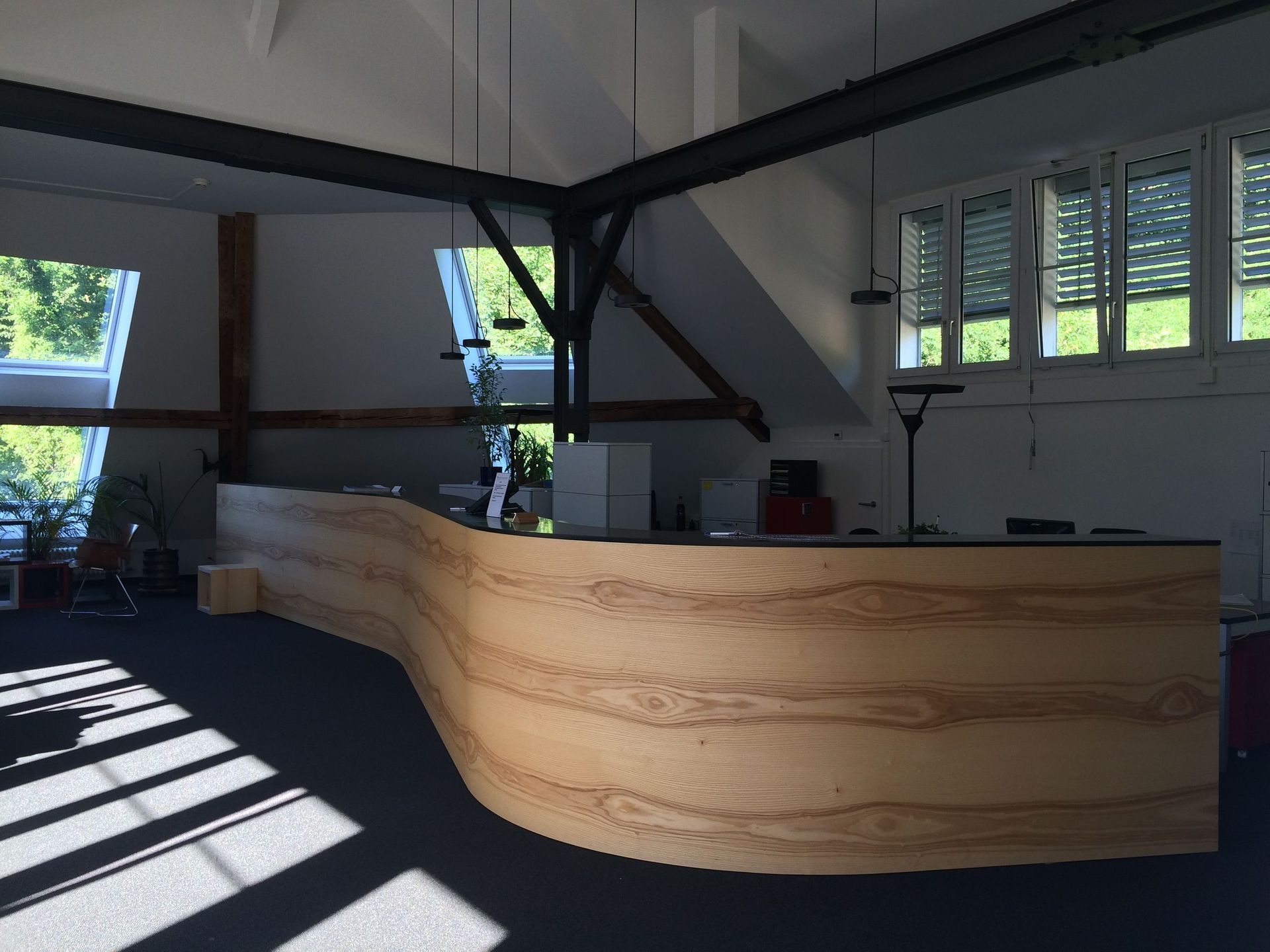 Empfangstheke geschwungen - Holznform