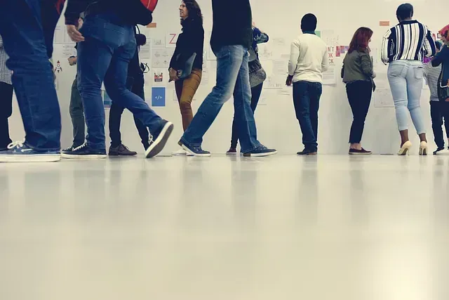 Un grupo de personas camina por un pasillo.