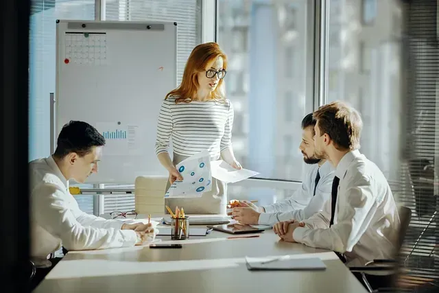 Un grupo de gente de negocios está teniendo una reunión en una sala de conferencias.