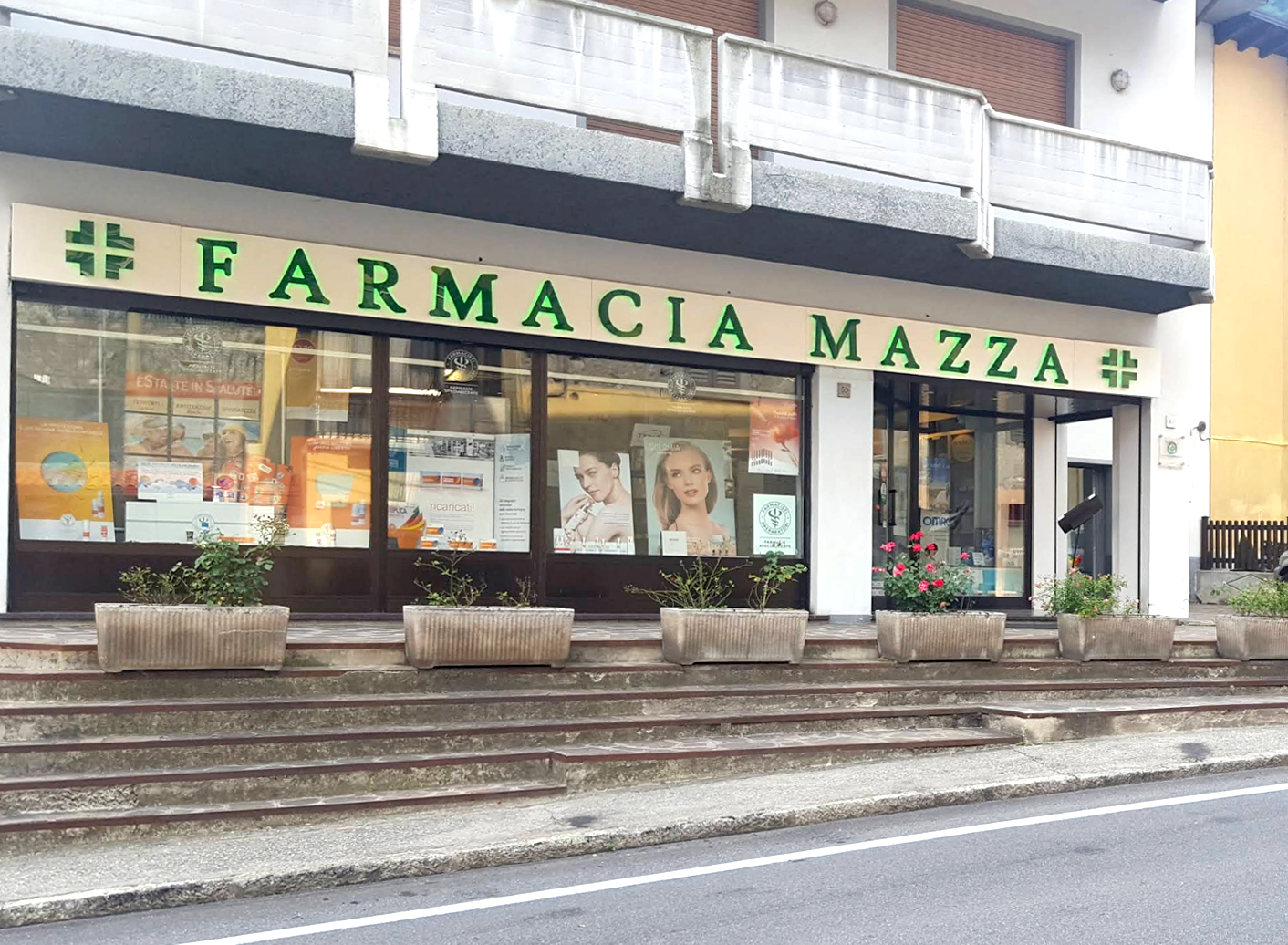 Vetrina della farmacia con insegna