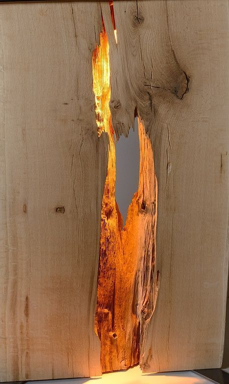 Ein Stück Holz, aus dem ein Licht kommt
